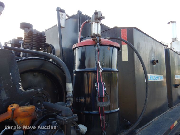 image for item DO1506 1999 International 8100  fuel / lube truck