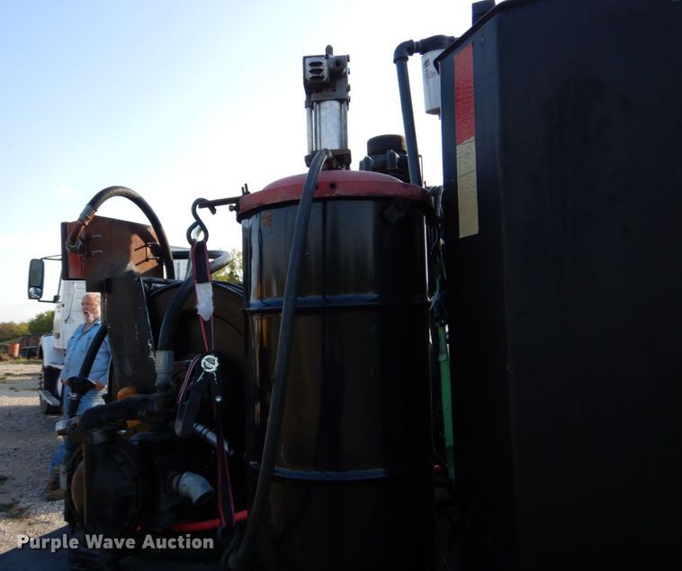 image for item DO1506 1999 International 8100  fuel / lube truck