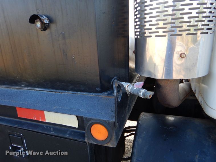 image for item DO1506 1999 International 8100  fuel / lube truck