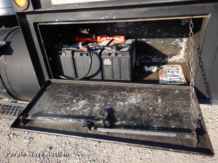 image for item DO1506 1999 International 8100  fuel / lube truck