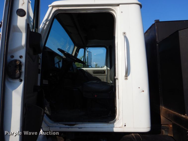 image for item DO1506 1999 International 8100  fuel / lube truck