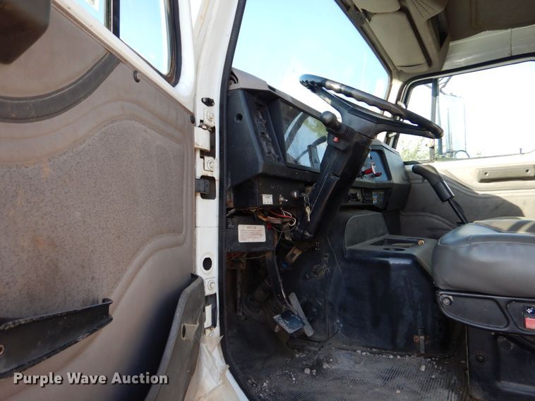 image for item DO1506 1999 International 8100  fuel / lube truck