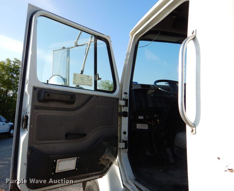 image for item DO1506 1999 International 8100  fuel / lube truck