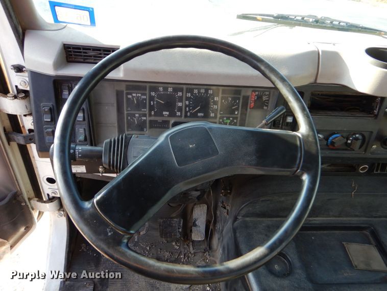 image for item DO1506 1999 International 8100  fuel / lube truck