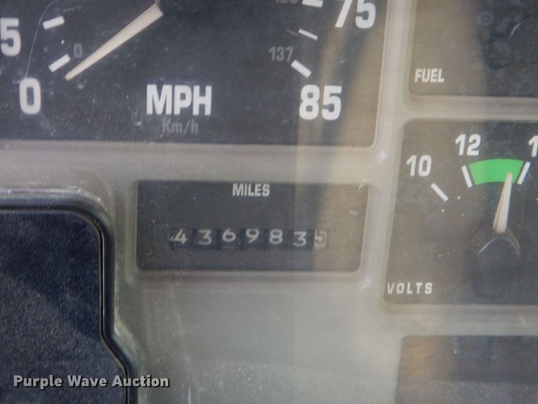 image for item DO1506 1999 International 8100  fuel / lube truck