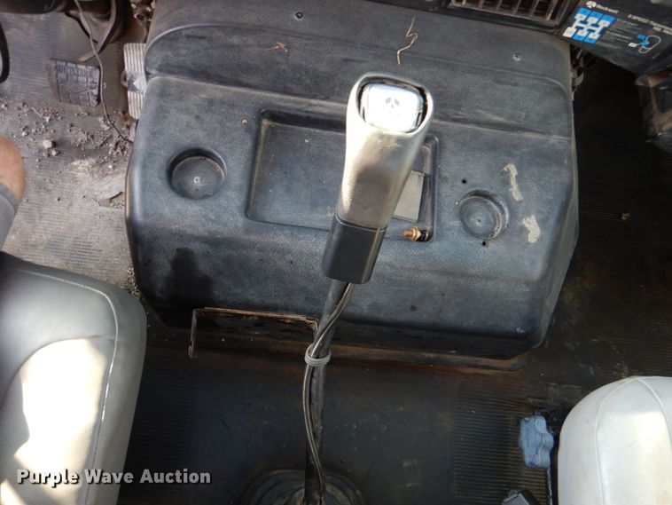 image for item DO1506 1999 International 8100  fuel / lube truck