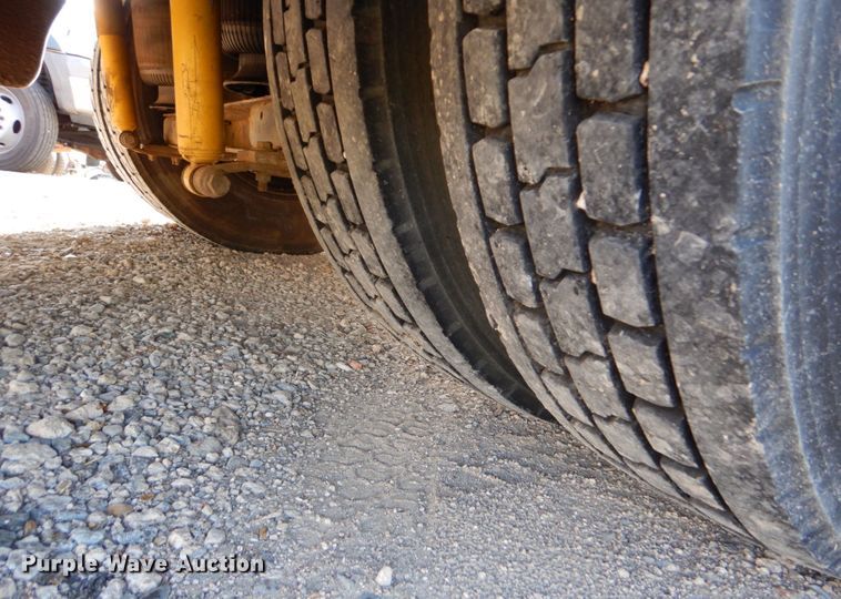 image for item DO1506 1999 International 8100  fuel / lube truck