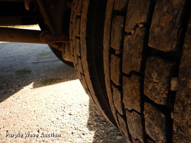 image for item DO1506 1999 International 8100  fuel / lube truck