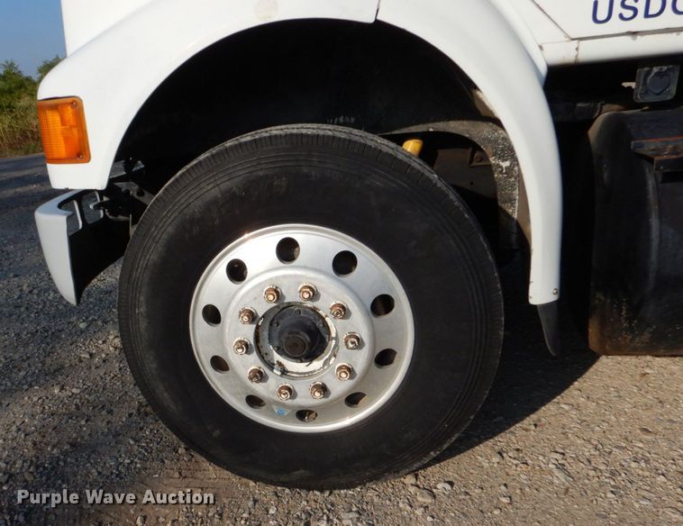 image for item DO1506 1999 International 8100  fuel / lube truck