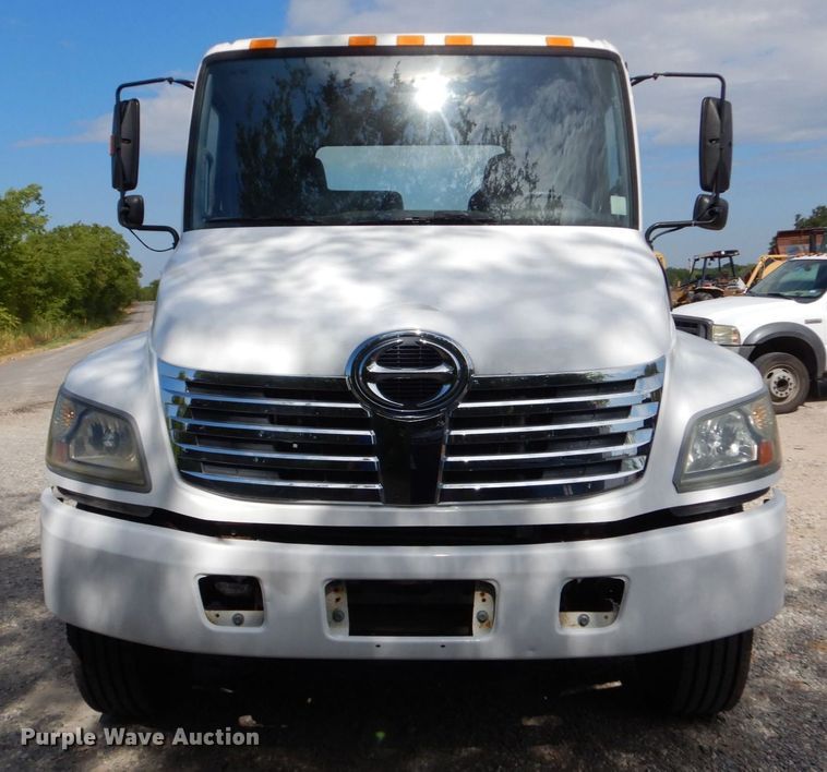 image for item DO1507 2007 Hino 308  truck cab and chassis