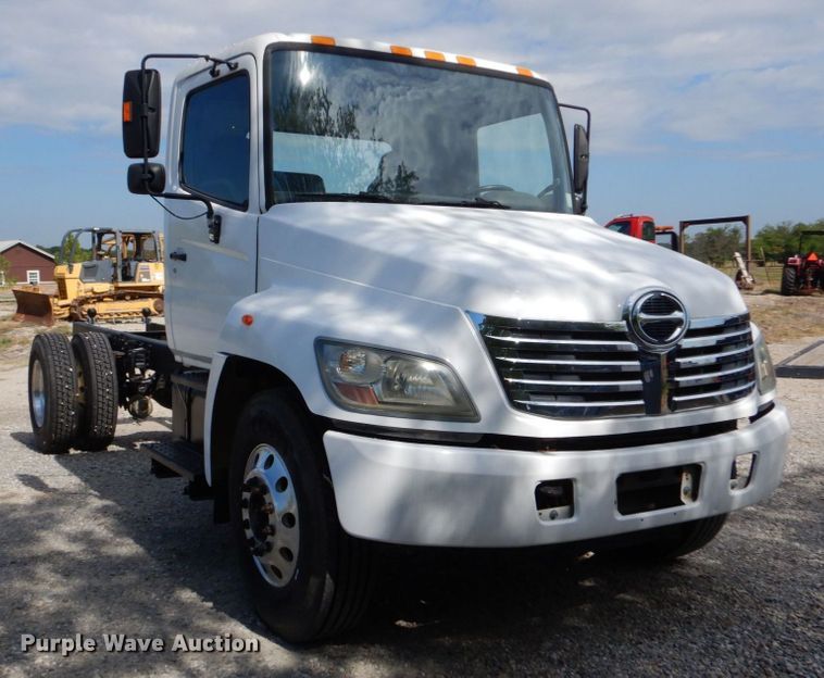 image for item DO1507 2007 Hino 308  truck cab and chassis