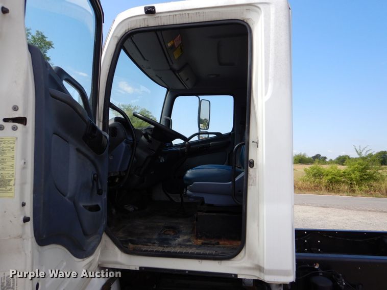 image for item DO1507 2007 Hino 308  truck cab and chassis
