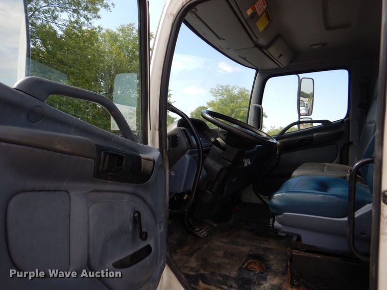 image for item DO1507 2007 Hino 308  truck cab and chassis