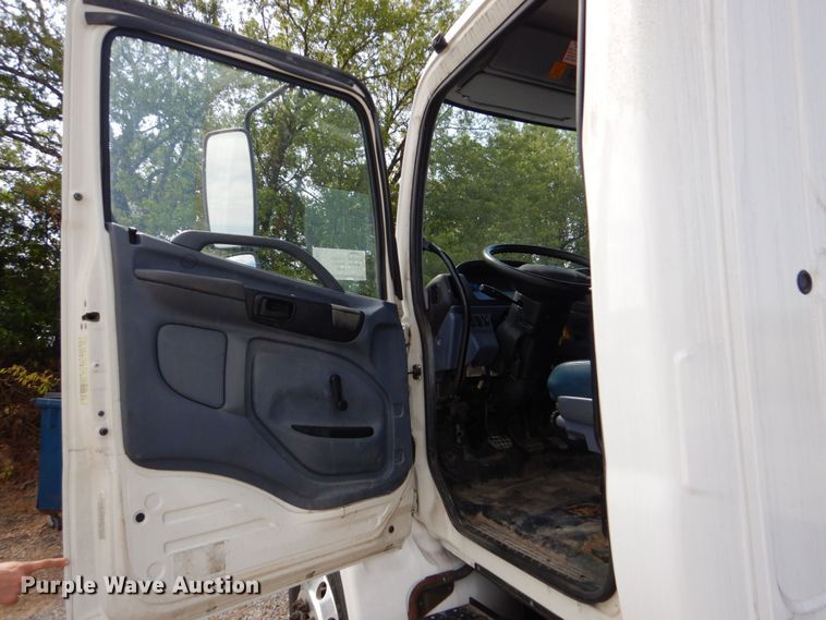 image for item DO1507 2007 Hino 308  truck cab and chassis