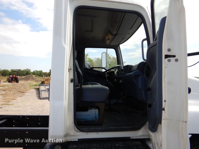 image for item DO1507 2007 Hino 308  truck cab and chassis