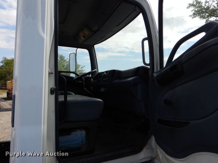 image for item DO1507 2007 Hino 308  truck cab and chassis