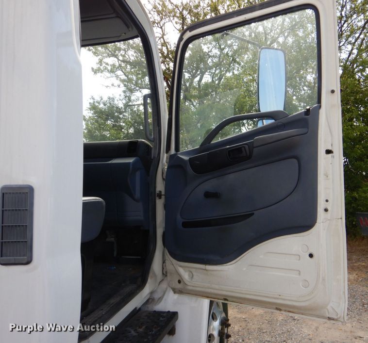 image for item DO1507 2007 Hino 308  truck cab and chassis