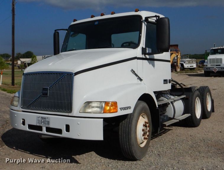 image for item DO1509 2000 Volvo VNM  semi truck