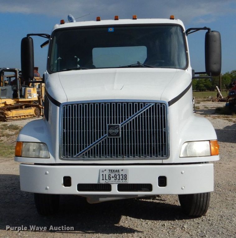image for item DO1509 2000 Volvo VNM  semi truck