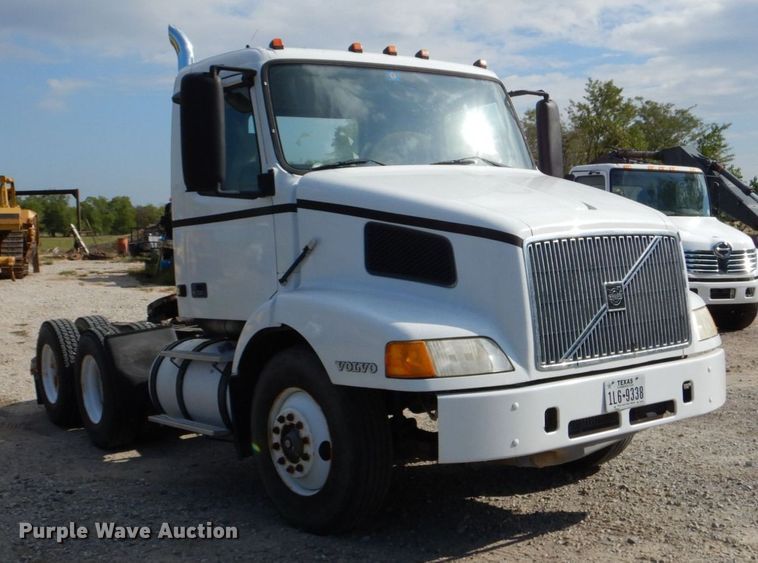 image for item DO1509 2000 Volvo VNM  semi truck