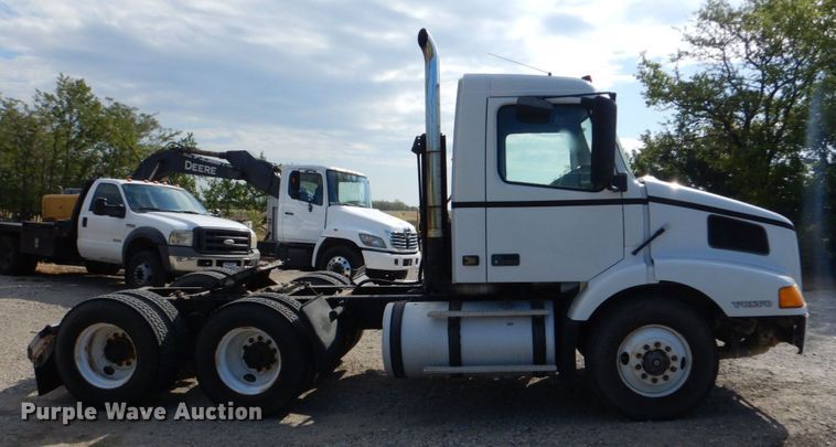 image for item DO1509 2000 Volvo VNM  semi truck