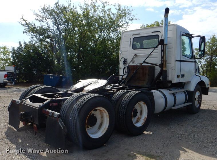 image for item DO1509 2000 Volvo VNM  semi truck