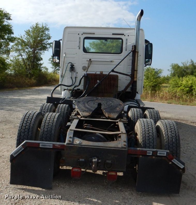 image for item DO1509 2000 Volvo VNM  semi truck