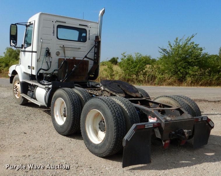 image for item DO1509 2000 Volvo VNM  semi truck