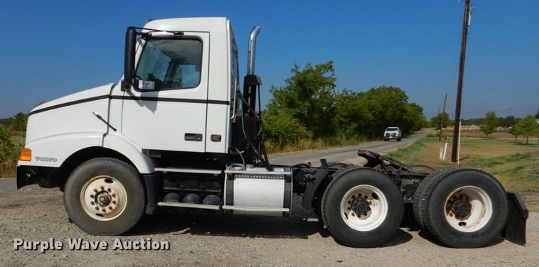 image for item DO1509 2000 Volvo VNM  semi truck