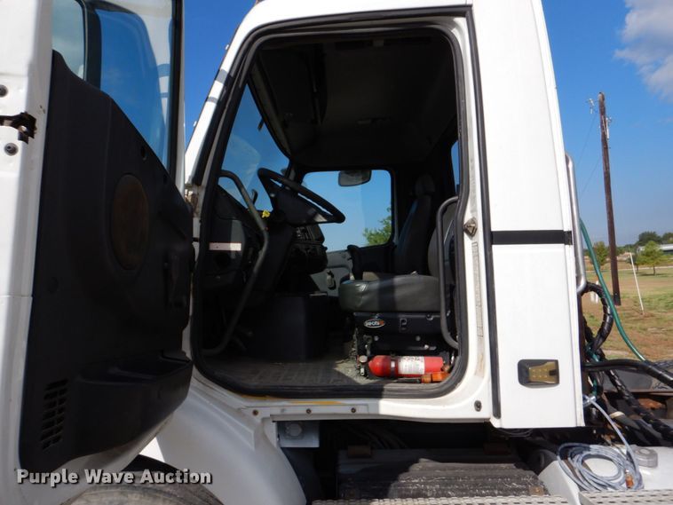 image for item DO1509 2000 Volvo VNM  semi truck