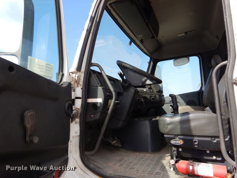 image for item DO1509 2000 Volvo VNM  semi truck