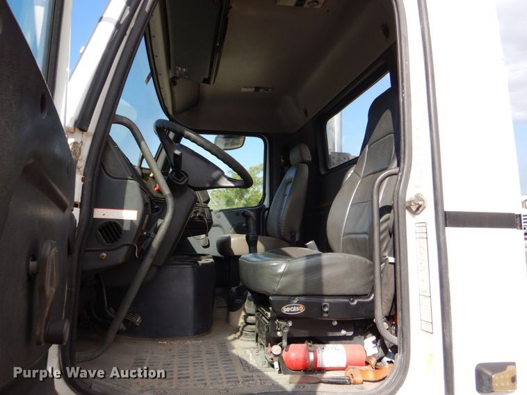 image for item DO1509 2000 Volvo VNM  semi truck