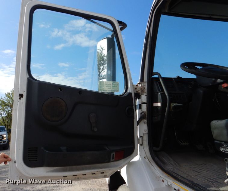 image for item DO1509 2000 Volvo VNM  semi truck