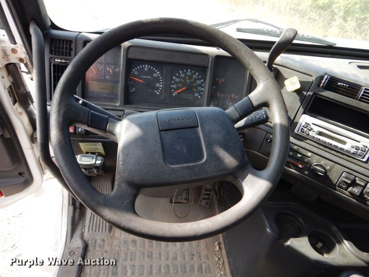 image for item DO1509 2000 Volvo VNM  semi truck