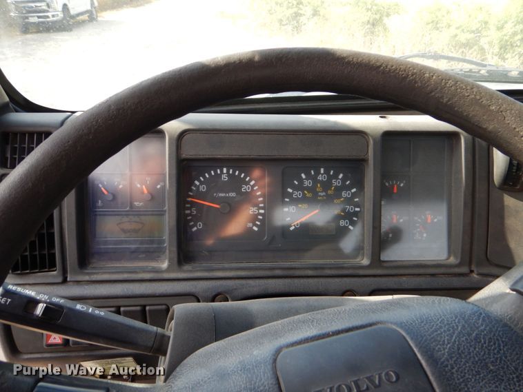 image for item DO1509 2000 Volvo VNM  semi truck