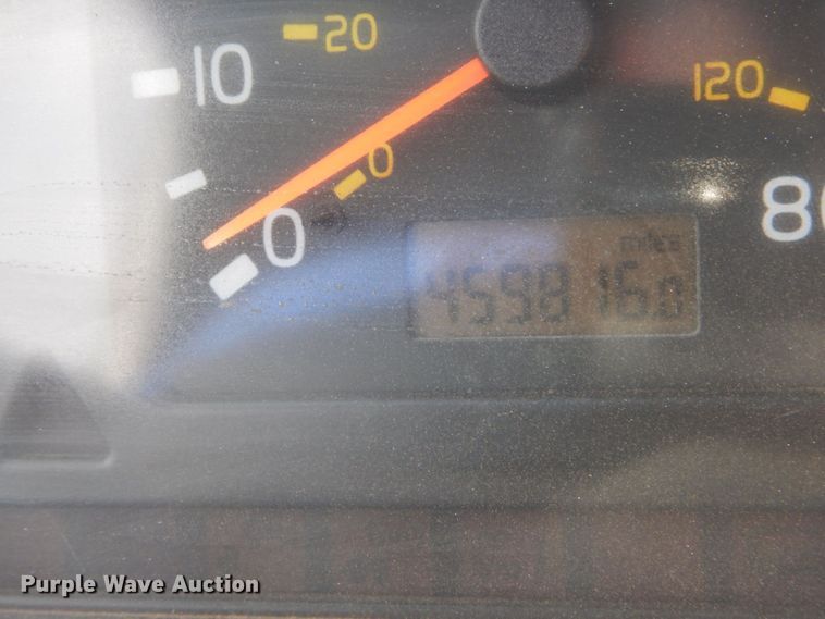 image for item DO1509 2000 Volvo VNM  semi truck