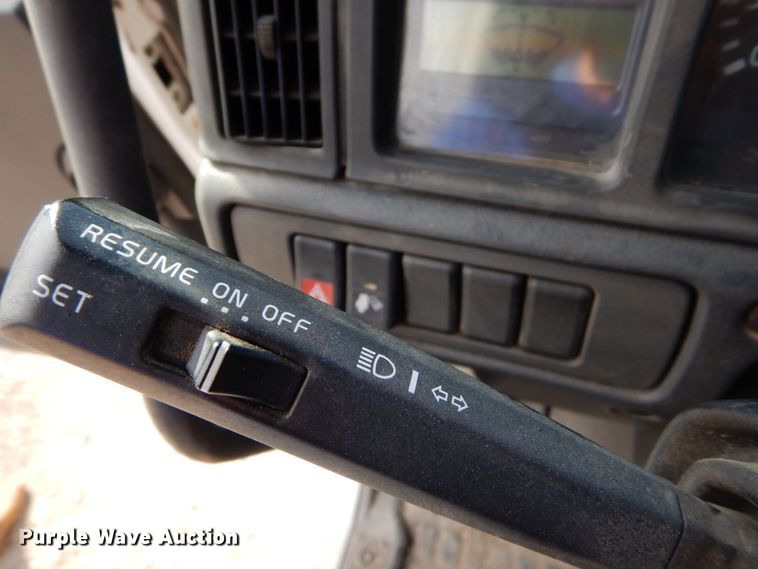 image for item DO1509 2000 Volvo VNM  semi truck