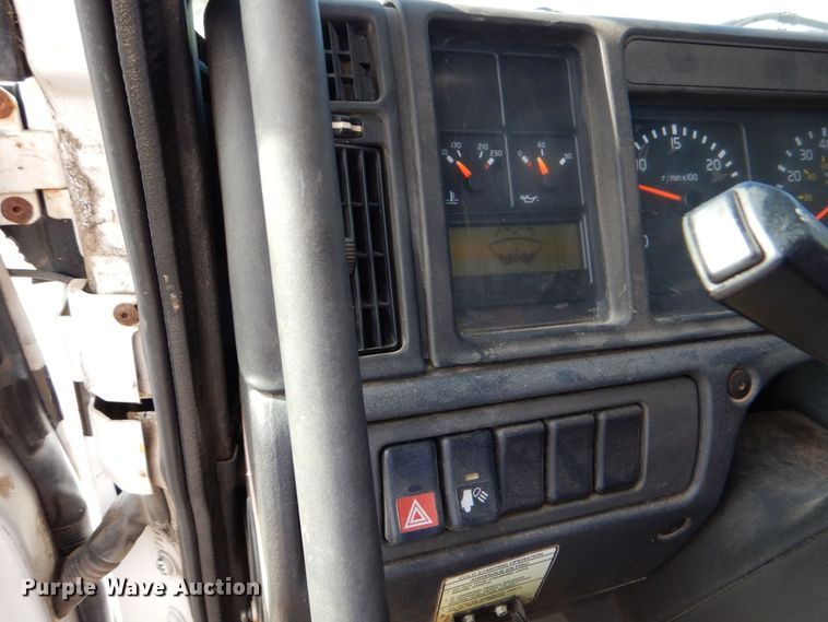 image for item DO1509 2000 Volvo VNM  semi truck