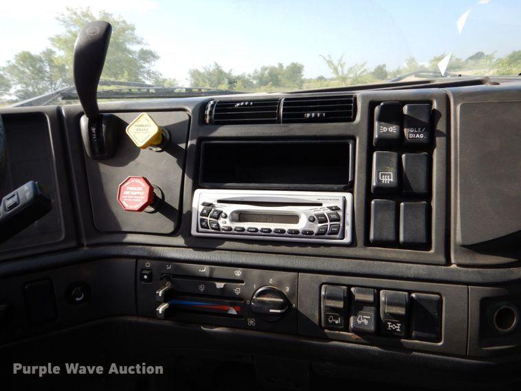 image for item DO1509 2000 Volvo VNM  semi truck