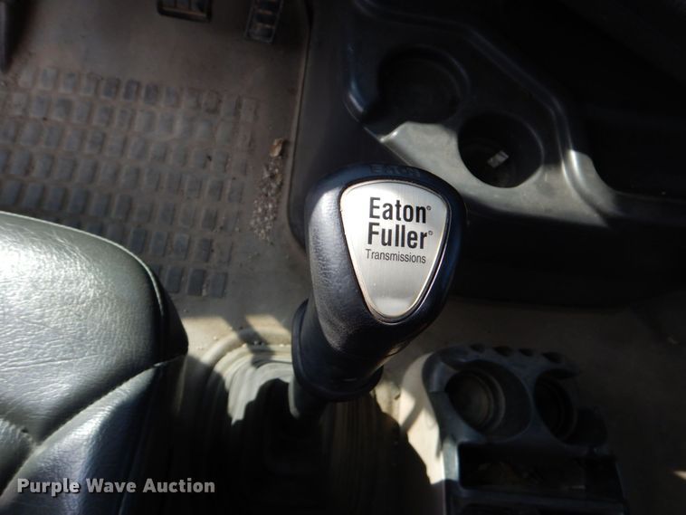 image for item DO1509 2000 Volvo VNM  semi truck