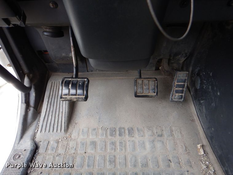 image for item DO1509 2000 Volvo VNM  semi truck