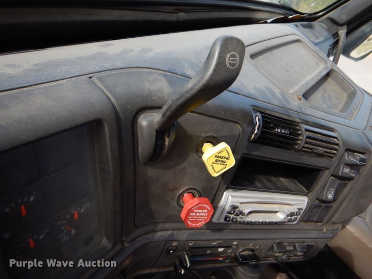 image for item DO1509 2000 Volvo VNM  semi truck