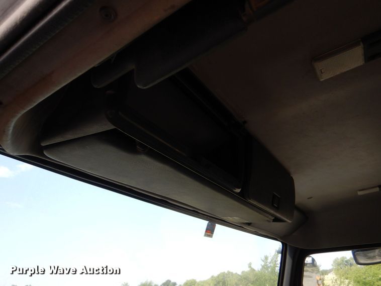 image for item DO1509 2000 Volvo VNM  semi truck