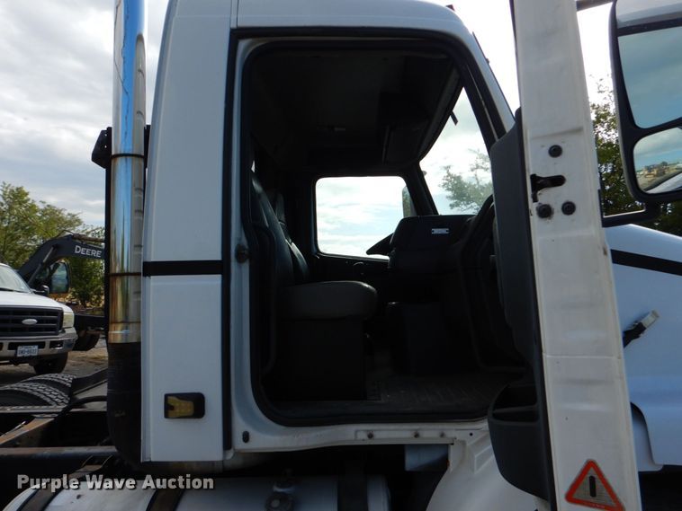 image for item DO1509 2000 Volvo VNM  semi truck