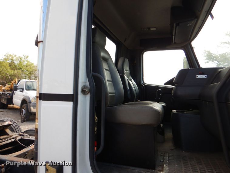 image for item DO1509 2000 Volvo VNM  semi truck