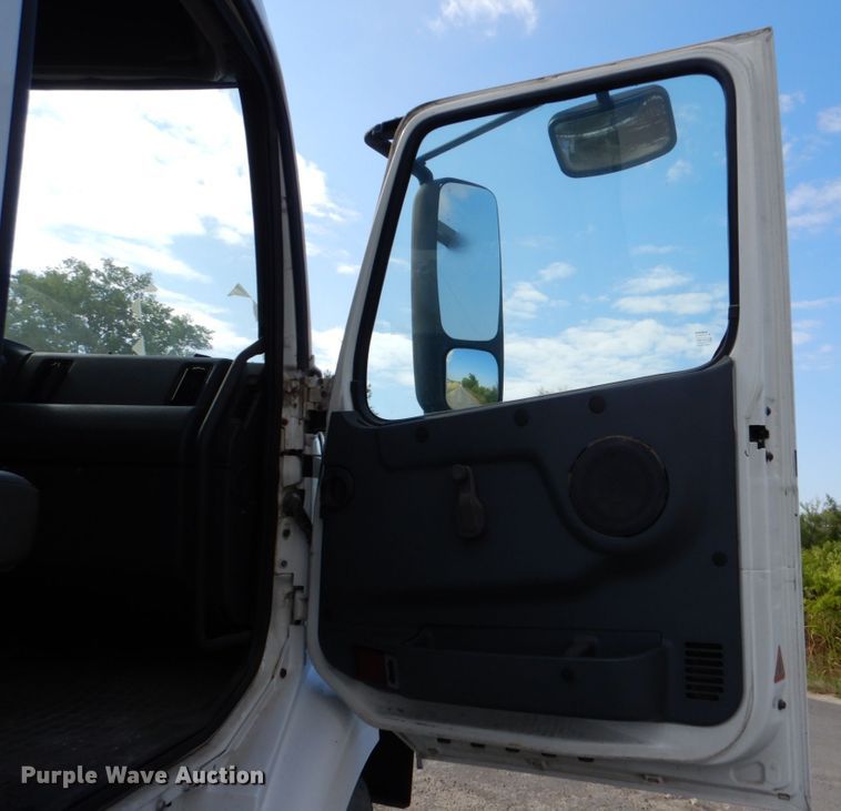 image for item DO1509 2000 Volvo VNM  semi truck