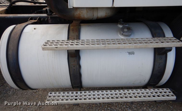 image for item DO1509 2000 Volvo VNM  semi truck