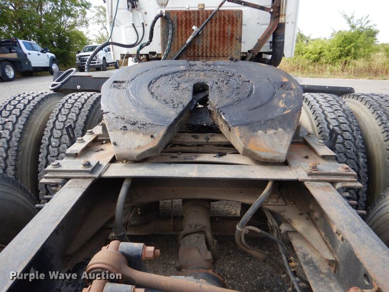 image for item DO1509 2000 Volvo VNM  semi truck