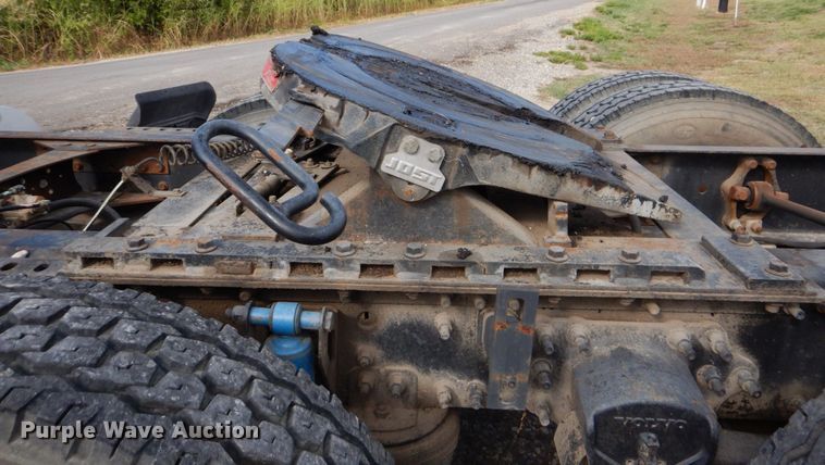 image for item DO1509 2000 Volvo VNM  semi truck