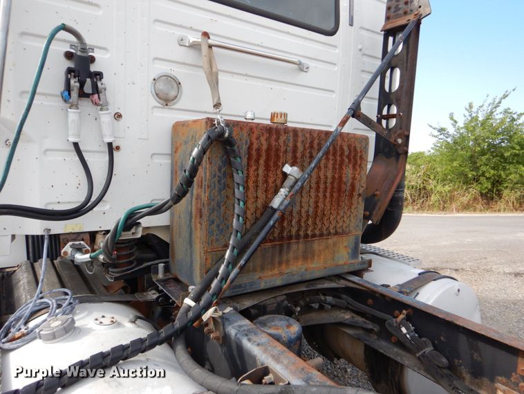 image for item DO1509 2000 Volvo VNM  semi truck